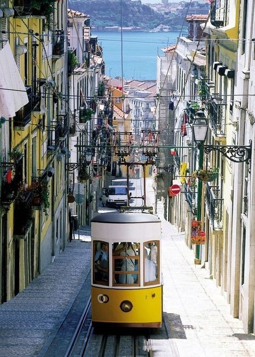 Lisboa. Una atardecer por encima de los tejados, c...