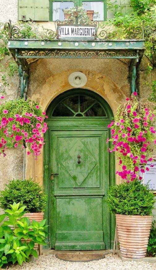 "Living Beautifully" Striking Entrance, Flowers An...