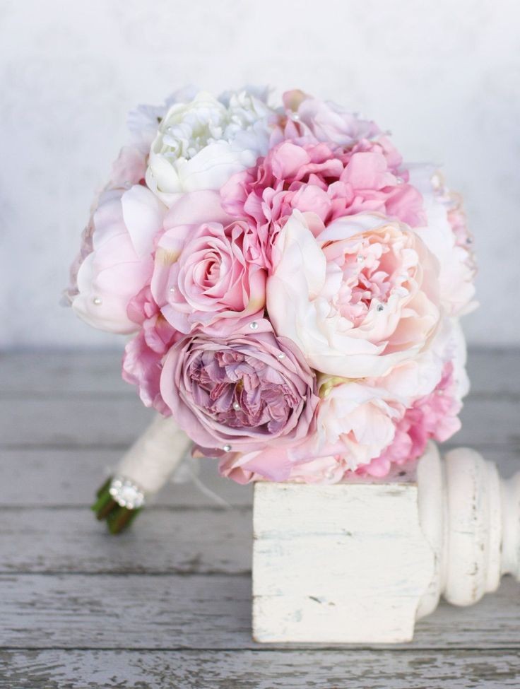 Daily bridal bouquet inspiration! These pink peoni...