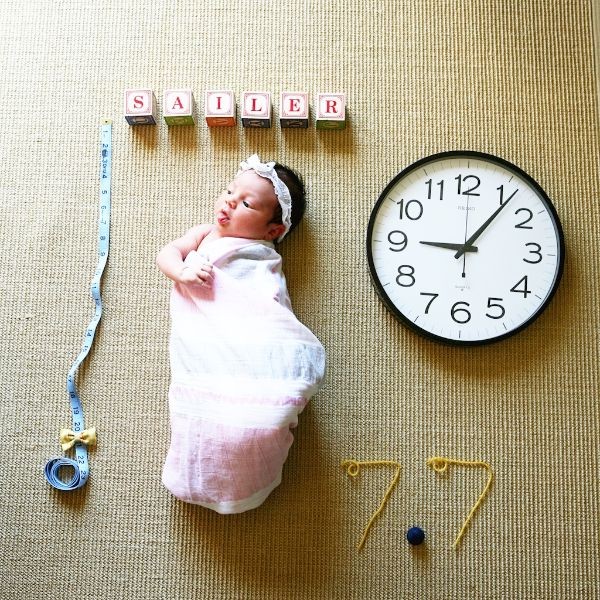 Cute newborn photo announcement idea to share baby...