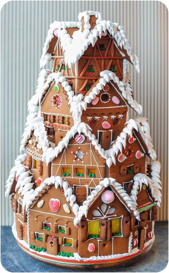 10 Gingerbread Houses You HAVE To See!  I love thi...