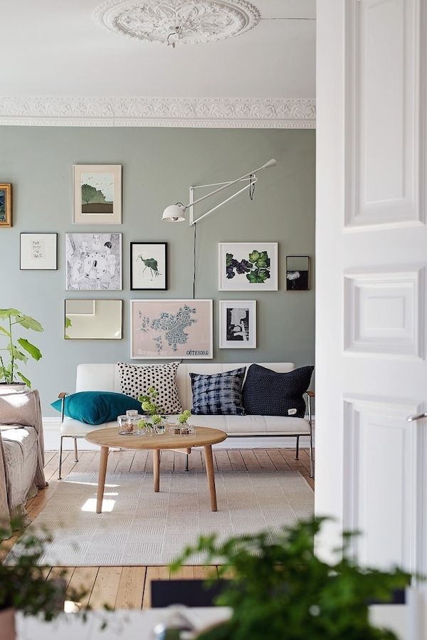 A calm Swedish apartment in green and cognac.