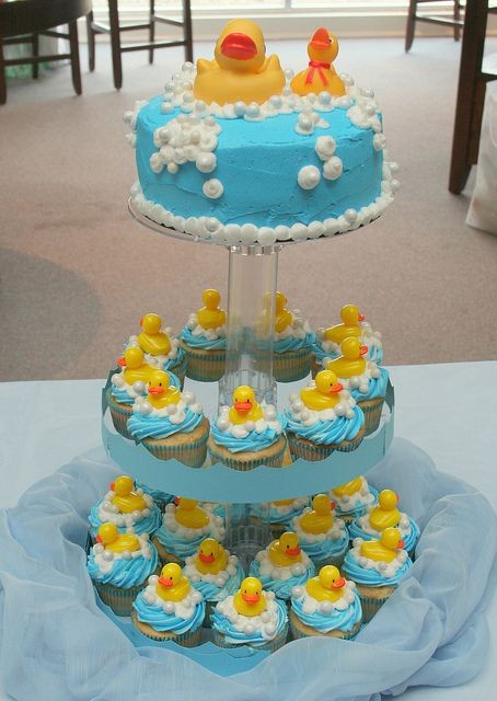 I can't believe how cute this cake & cupcakes...