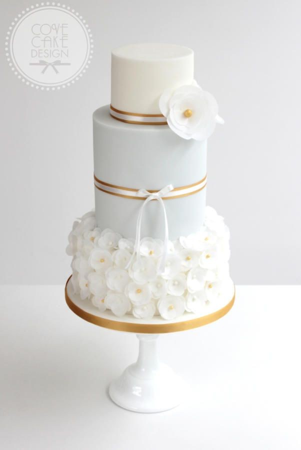 Delicate wedding cake - Cake by covecakedesign | C...