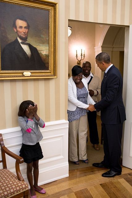A 8-year American girl cries when she met Obama in...