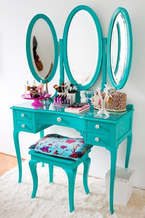 SO want this makeup table.