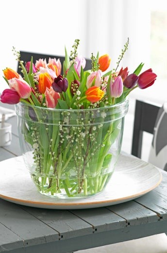 Mooie mix van gekleurde tulpen in een glazen vaas...