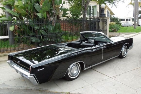 This 1967 Lincoln Convertible (VIN 7Y86G817996) wa...