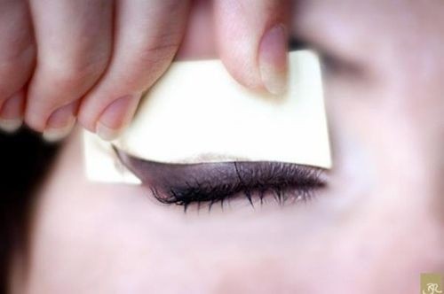 Make an eyeliner template with a post-it note. | 2...