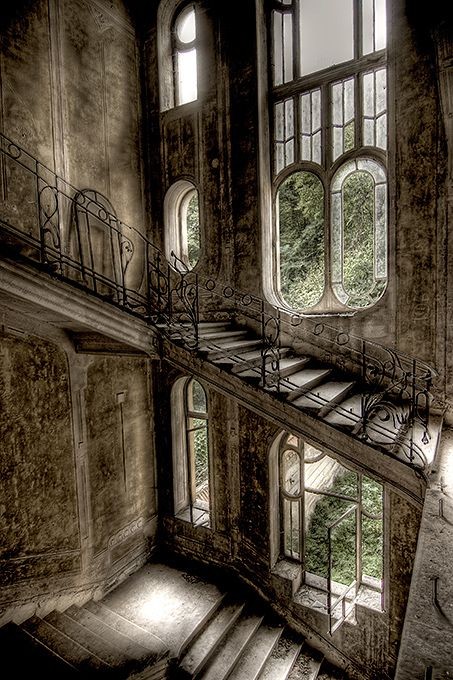 abandoned house in France - I would love to know t...