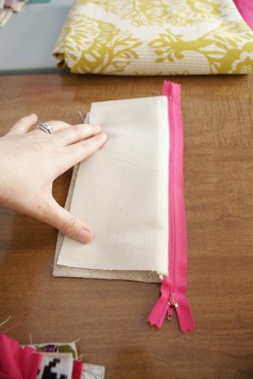 How to sew a zippered pouch tutorial. Think make-u...