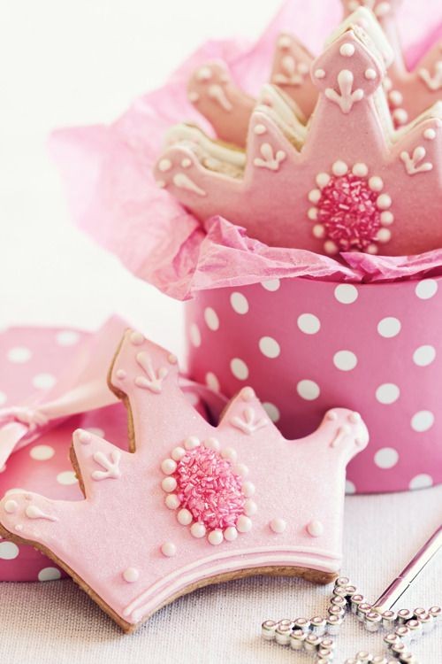 Gorgeous tiara cookie decorating idea. We love thi...