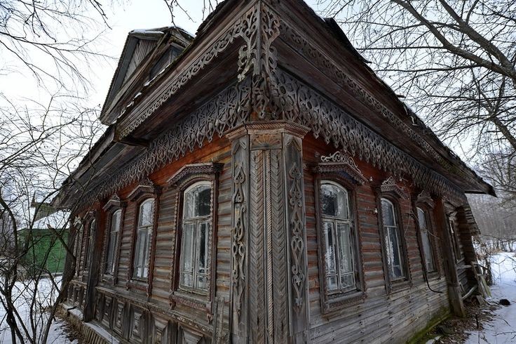 Gorgeous abandoned wooden cottage in the Yaroslavl...