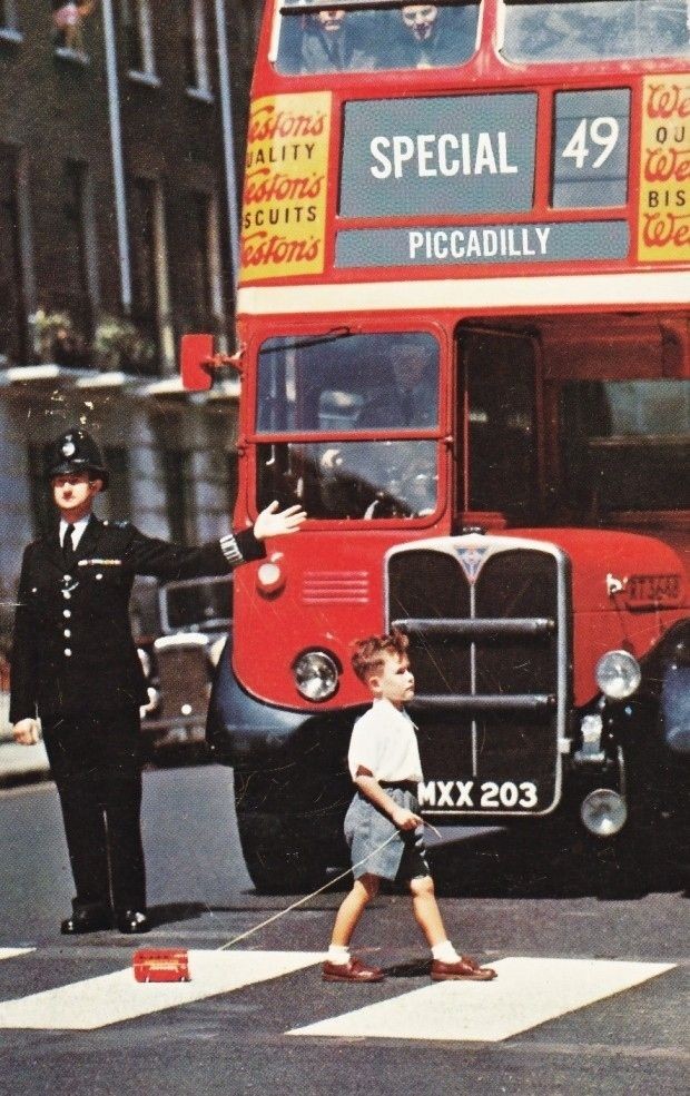 A London bus stops for a London bus. | The 16 Most...