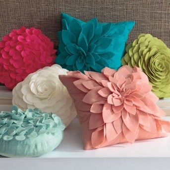 DIY Pillow Tutorials. Look at all the pretty color...