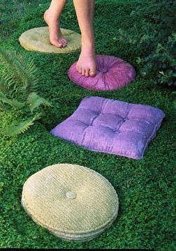 DIY - Concrete stepping stones that look like vint...