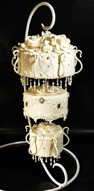 Chandalier Wedding Cake! Love this! Its so creativ...