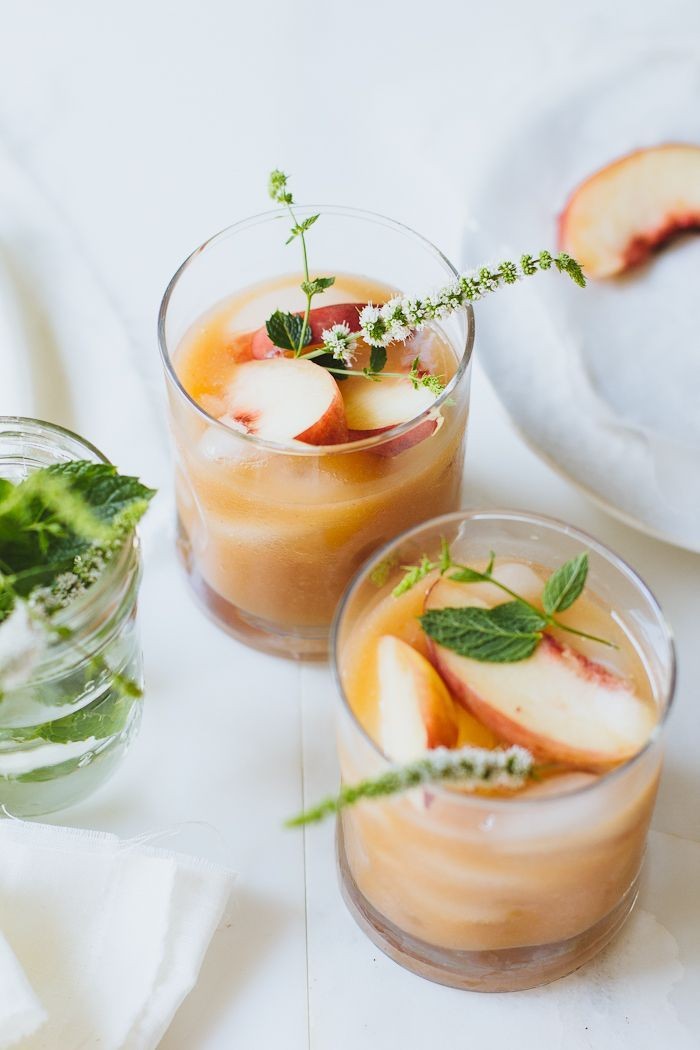 5 minute white peach margaritas / theclevercarrot....