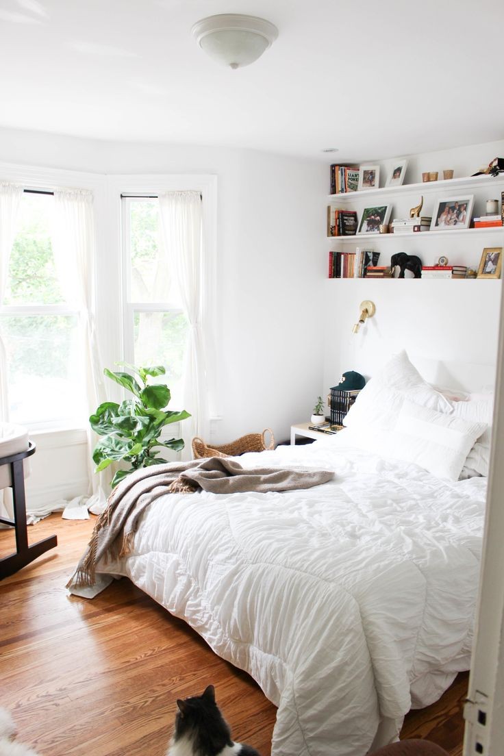 Casual bedroom  Photography: Annawithlove - www.an...