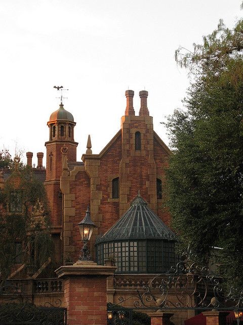 walt disney world magic kingdom haunted mansion