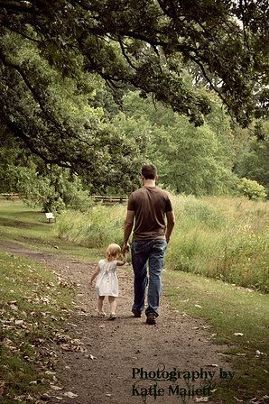 Daddy Daughter photo. Family Photographer in Menom...
