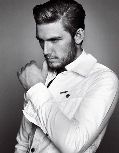 Alex Pettyfer should have played the role of Chris...