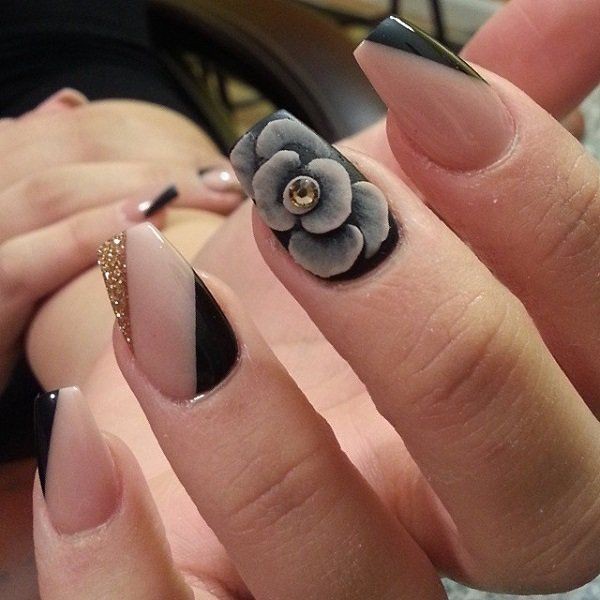 A very seductive looking nail art design in striki...