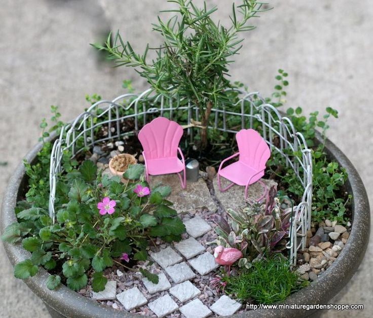 E-pink chair fairy garden