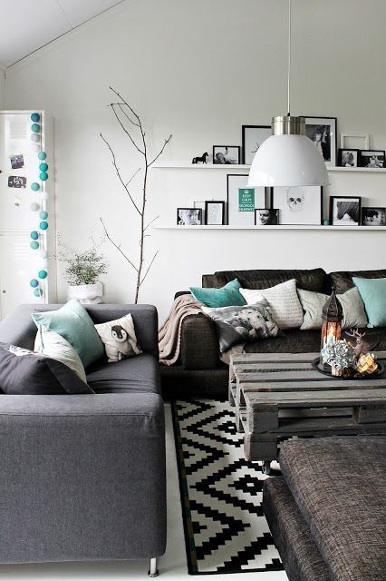 This modern and chic living room design is gorgeou...