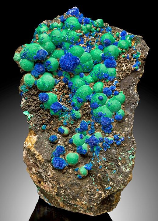 Gorgeous mix of smooth Malachite spherules with cr...