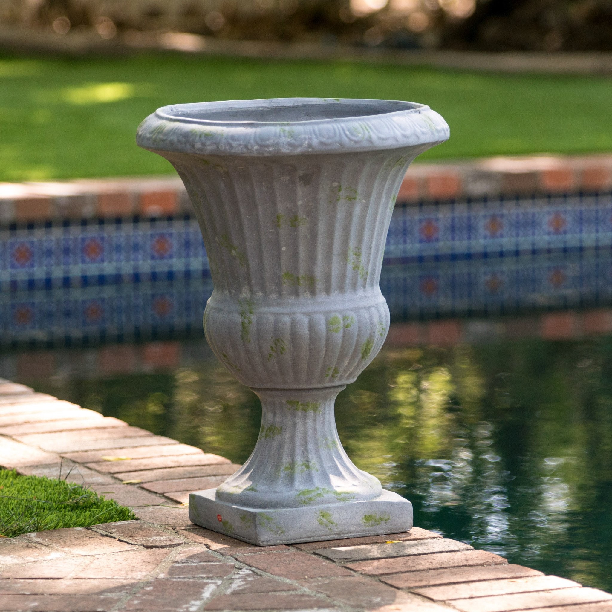 Rossini 22.5-inch Grey with Green Moss Urn Planter