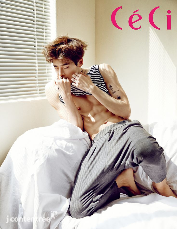 GUY CANDY: Lee Jong Suk shows off his chocolate ab...