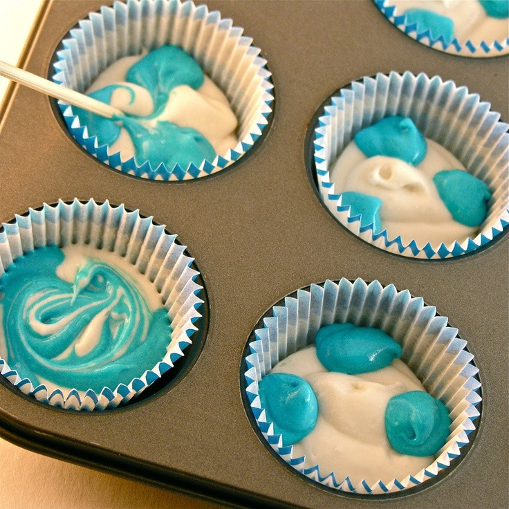 How to get marbleized cupcakes...neat tip.