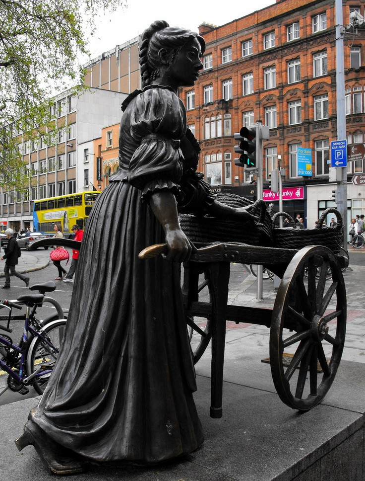 Molly Malone. Sculptor Jeanne Rynhart. Dublin, Ire...