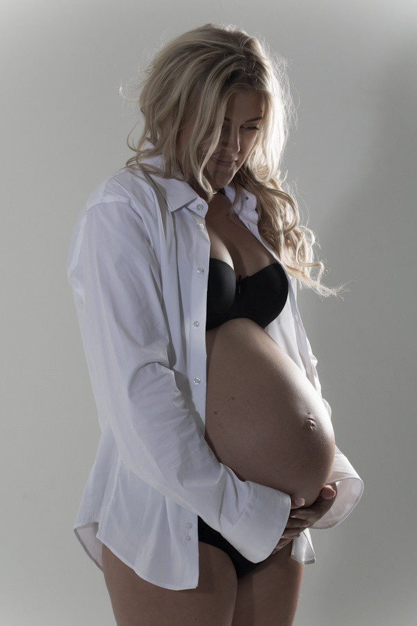 An intimate maternity shoot with the lovely Sarah...